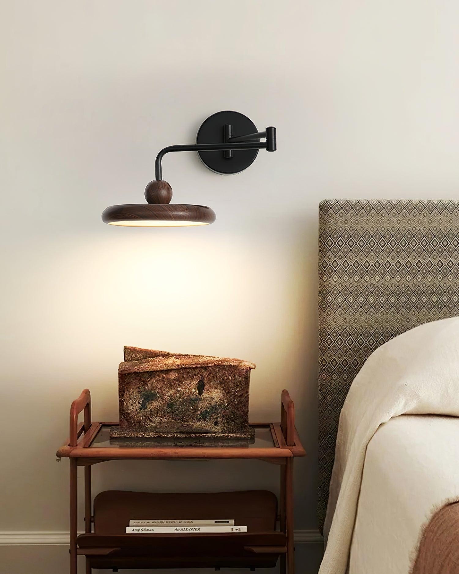 Wandlamp met Zwenkarm en Houten Schijfvormige bol voor Slaapkamer HL1080