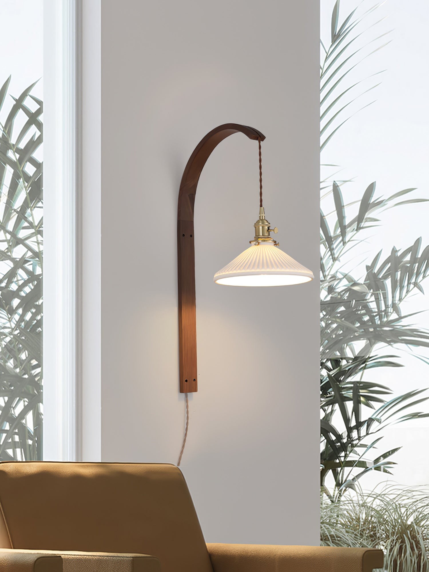 Gebogen walnootkleurige keramische wandlamp met stekker HL3051