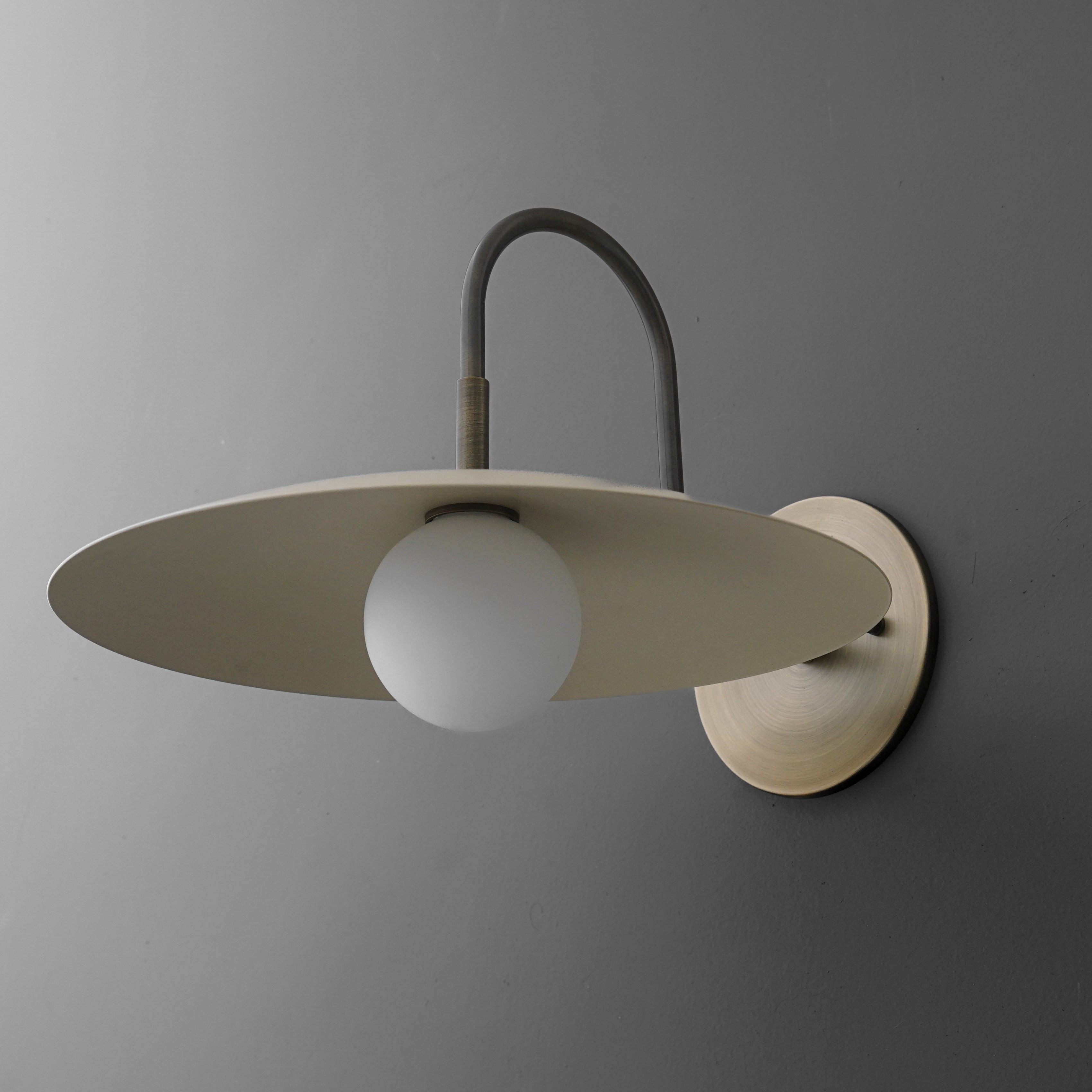 Curva Metalen Moderne Wandlamp - Antieke Messing Arm met Crèmekleurige Schijfvormige Kap HL1771