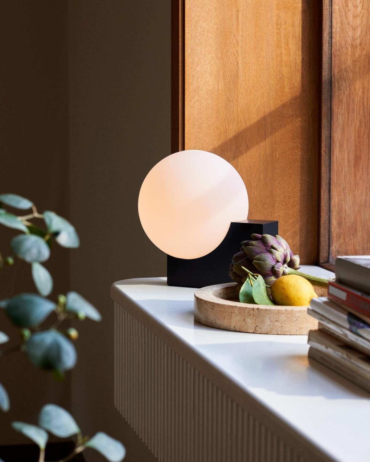 Geometrische lampenvoet glazen bol tafellamp HL523