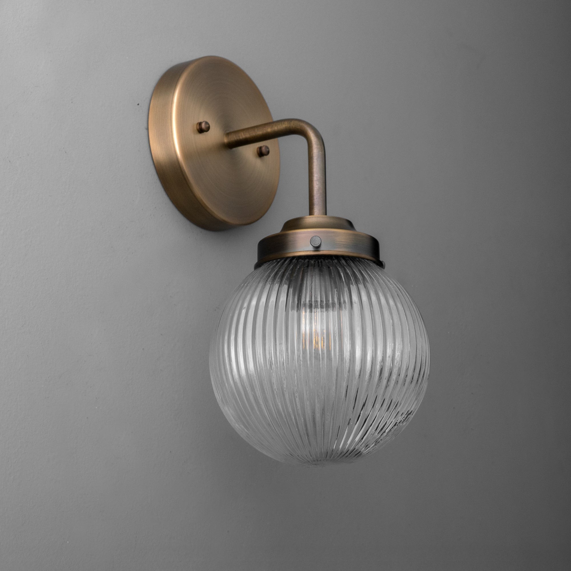 Glorica glazen wandlamp van verouderd messing - geribbelde glazen kap industriële stijl verlichting HL1772