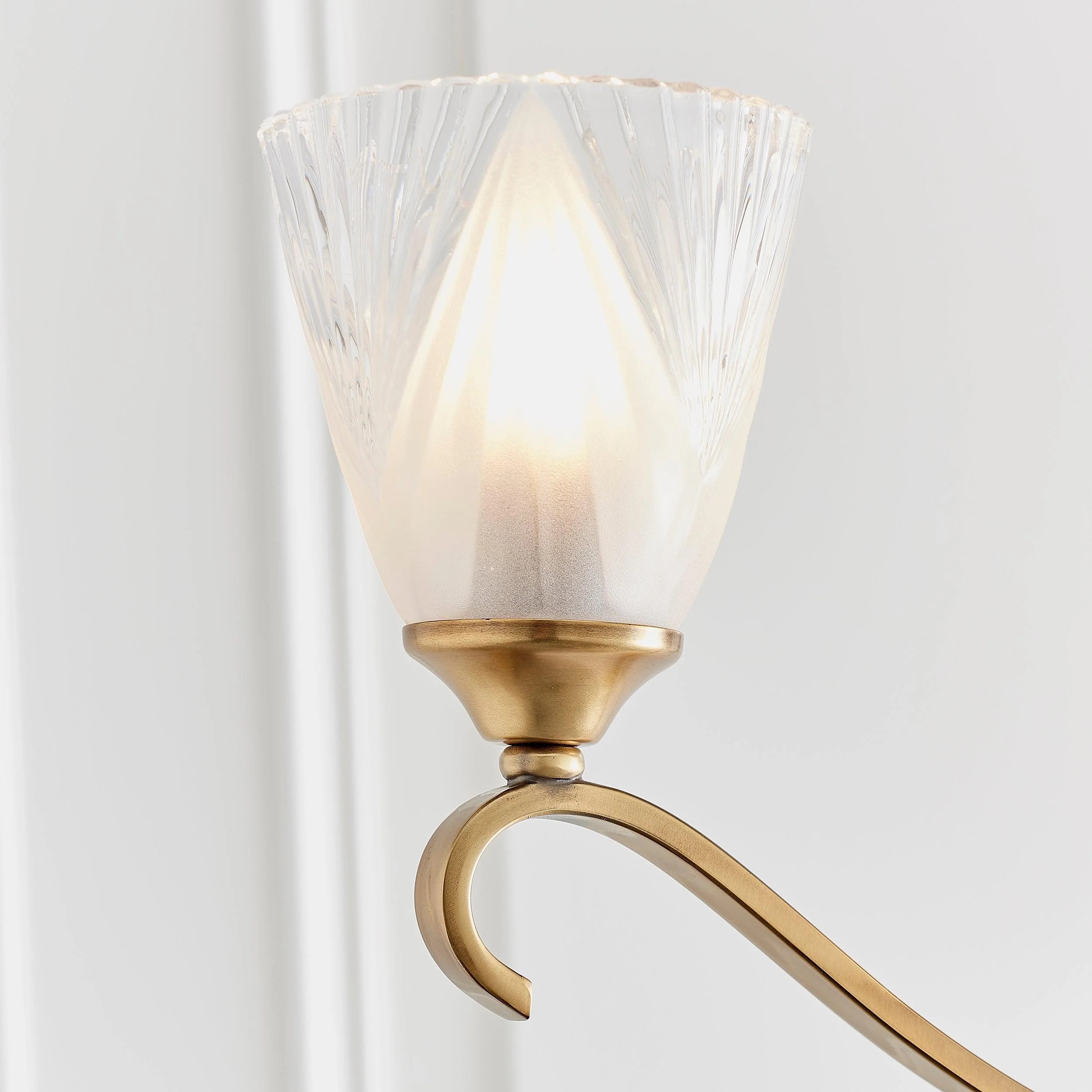 Lunetal kroonluchter met meerdere lampen, kristallen accenten en messing afwerking - moderne luxe voor eetkamer en woonkamer