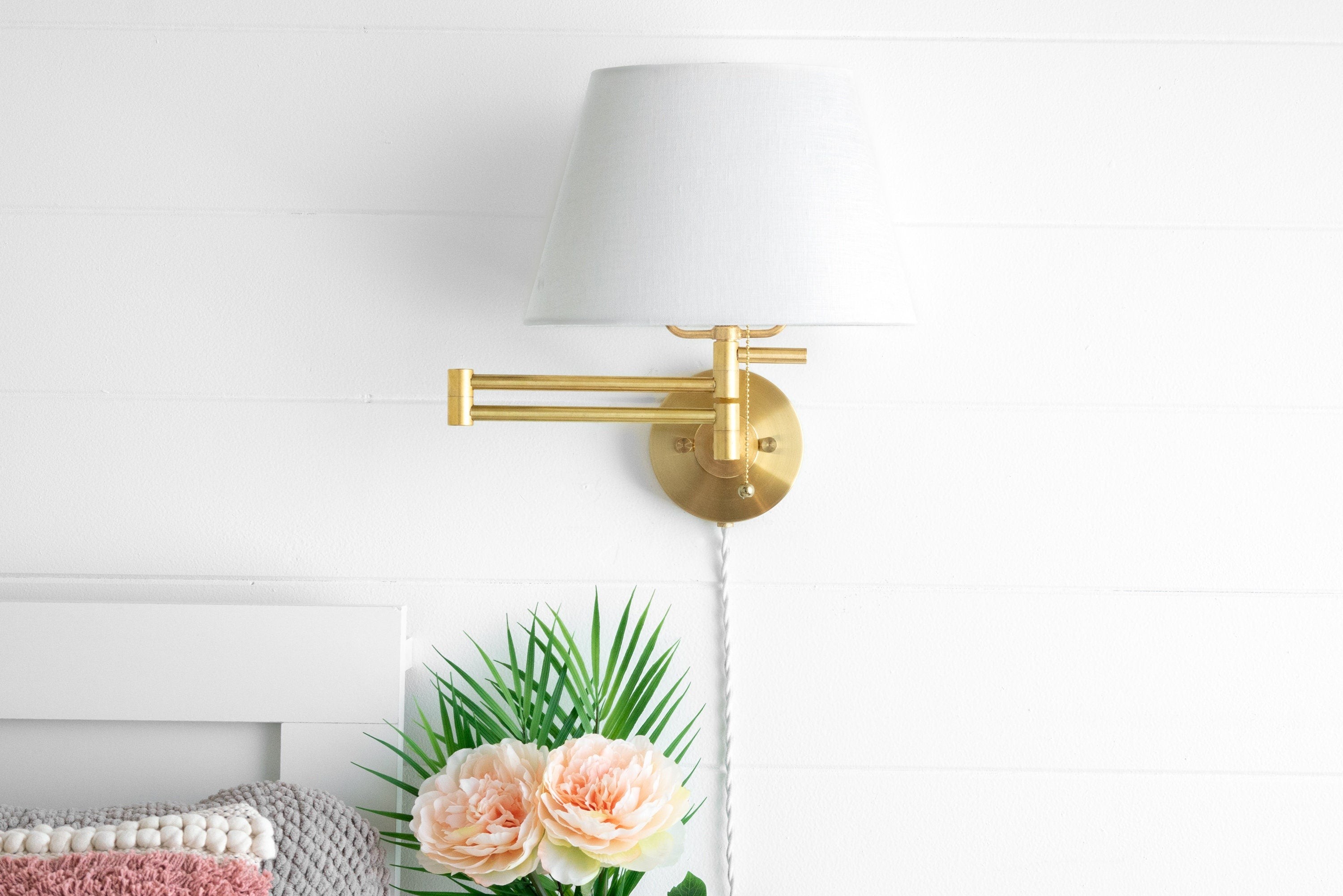 Ornato Luxe Messing Schoolhouse Wandlamp - Art Deco Wandlamp met Witte Kap HL1766