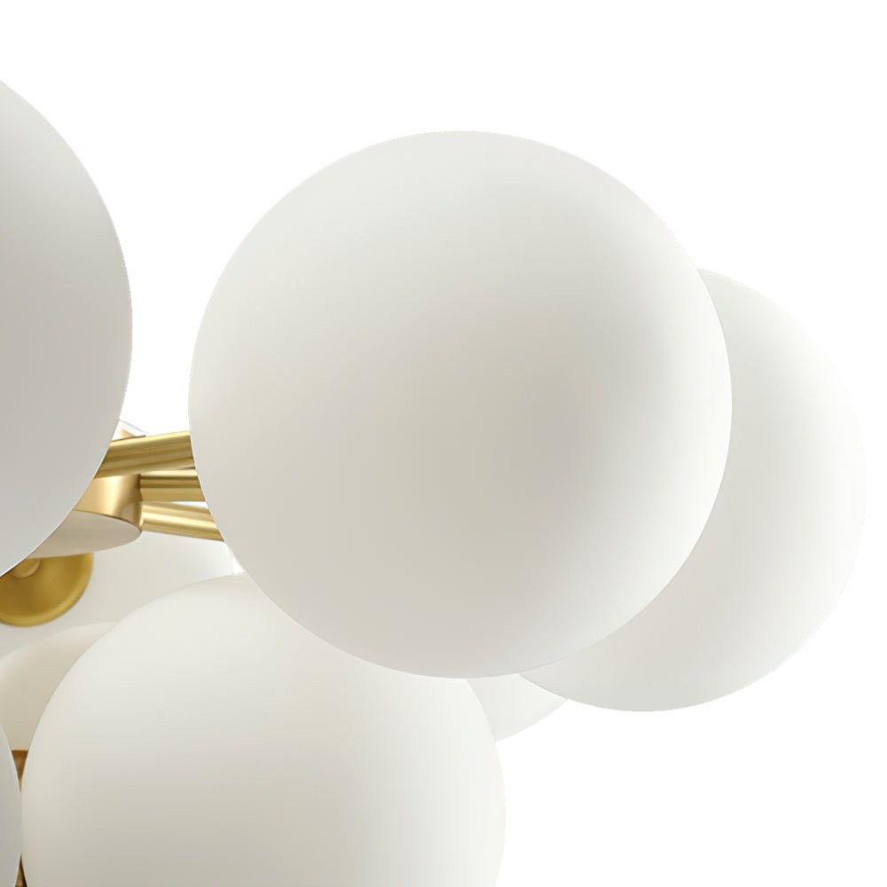 Moderne kroonluchter van opaalglas in messing afwerking woonkamer