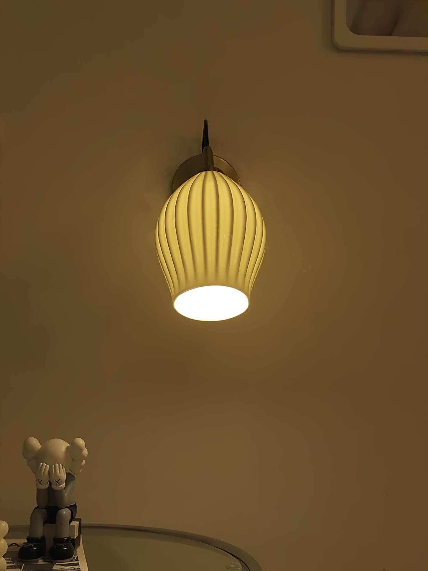 Crèmekleurige keramische geribbelde wandlamp HL498