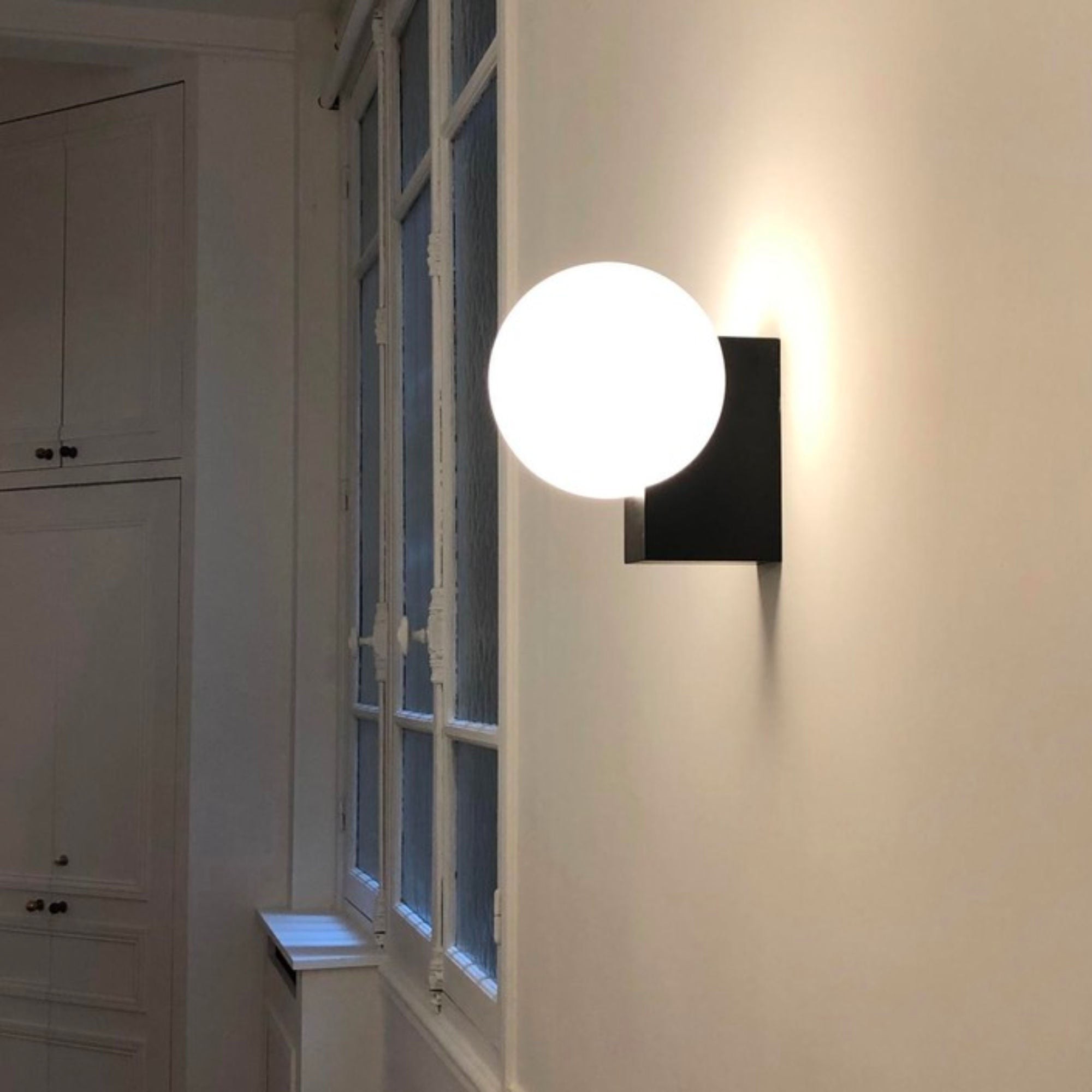 Minimalistische bolvormige wandlamp HL558