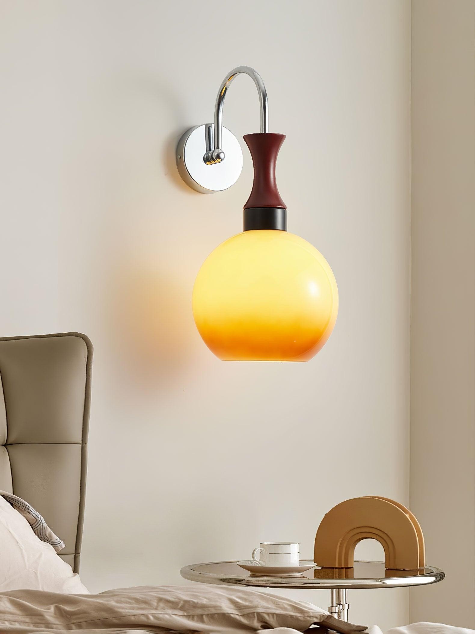 Bolvormige gele wandlamp HL649