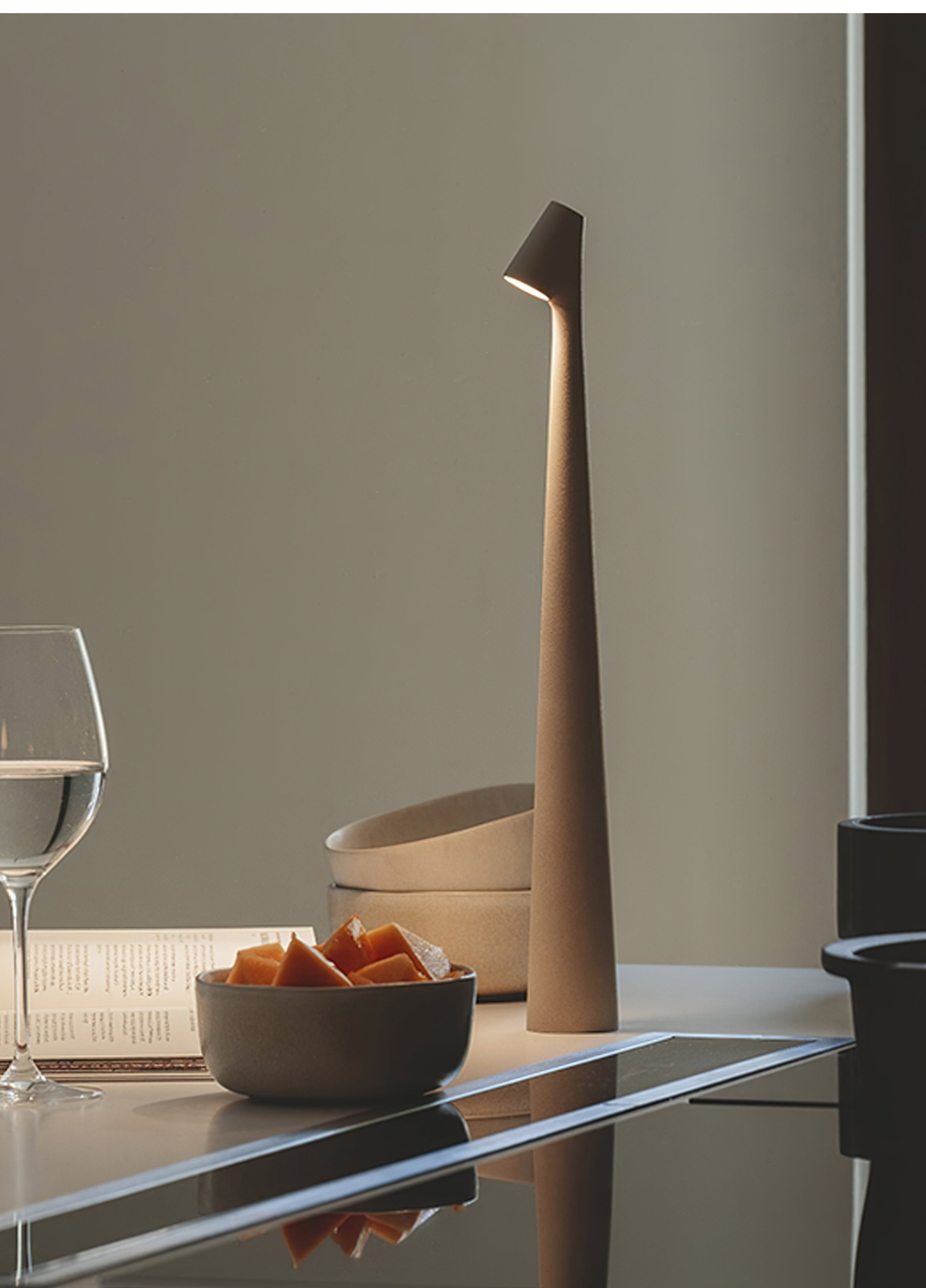 Creatieve hoge draagbare tafellamp HL343