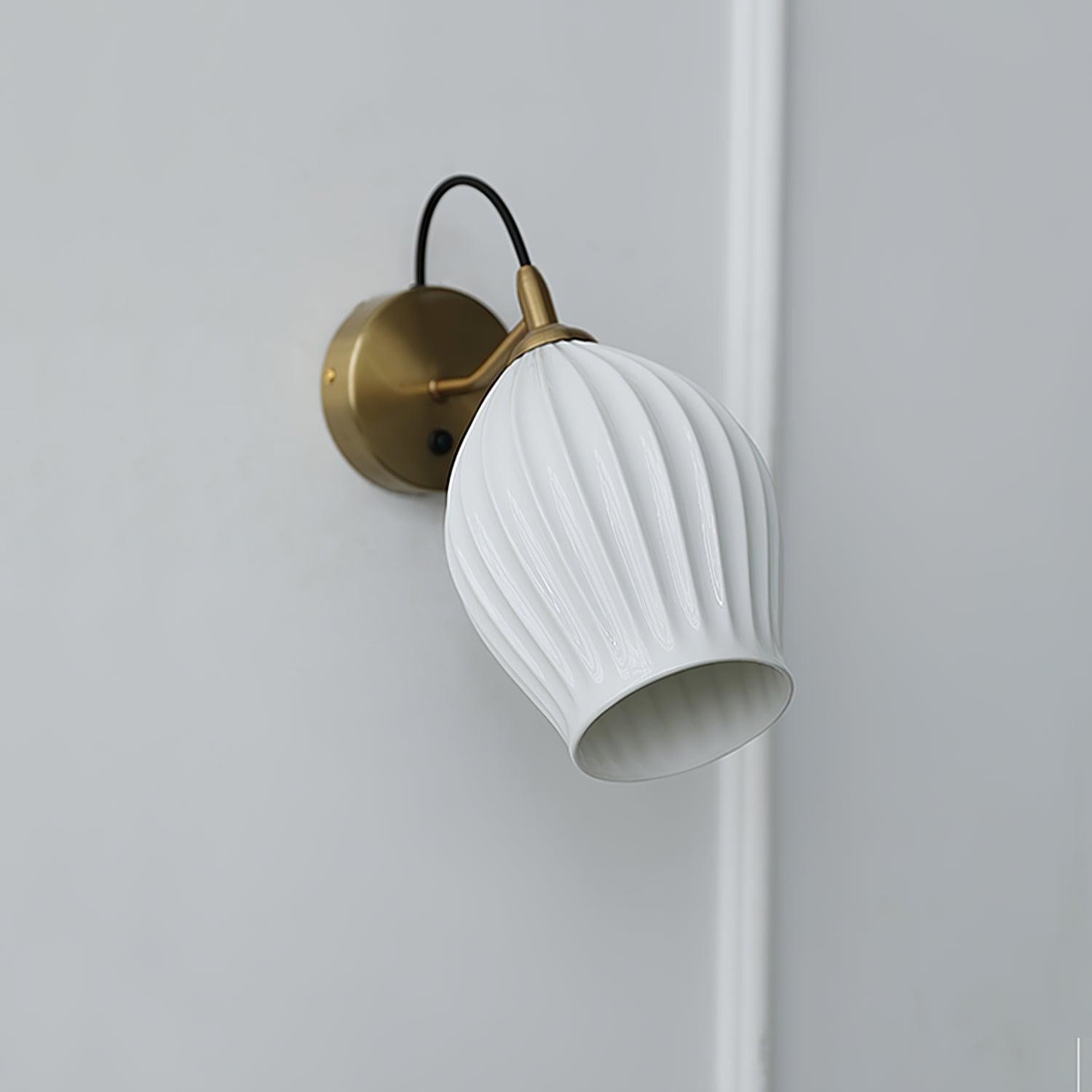 Crèmekleurige keramische geribbelde wandlamp HL498