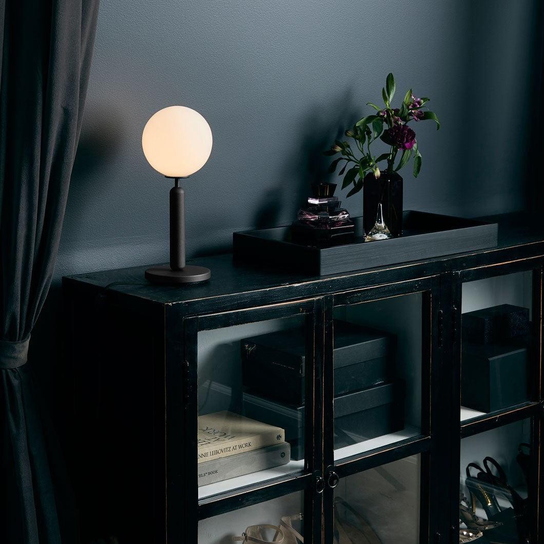 Sferische stijlvolle glazen inductie tafellamp HL711