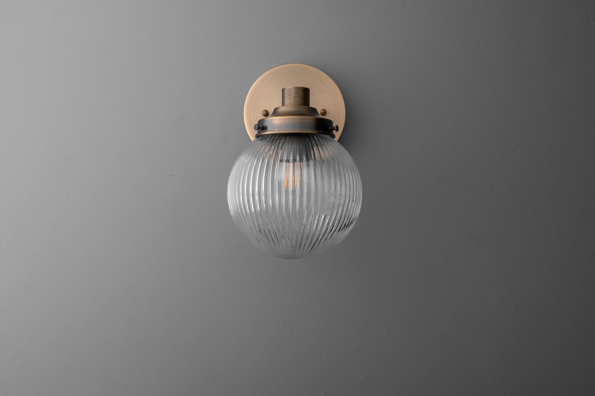 Glorica glazen wandlamp van verouderd messing - geribbelde glazen kap industriële stijl verlichting HL1772