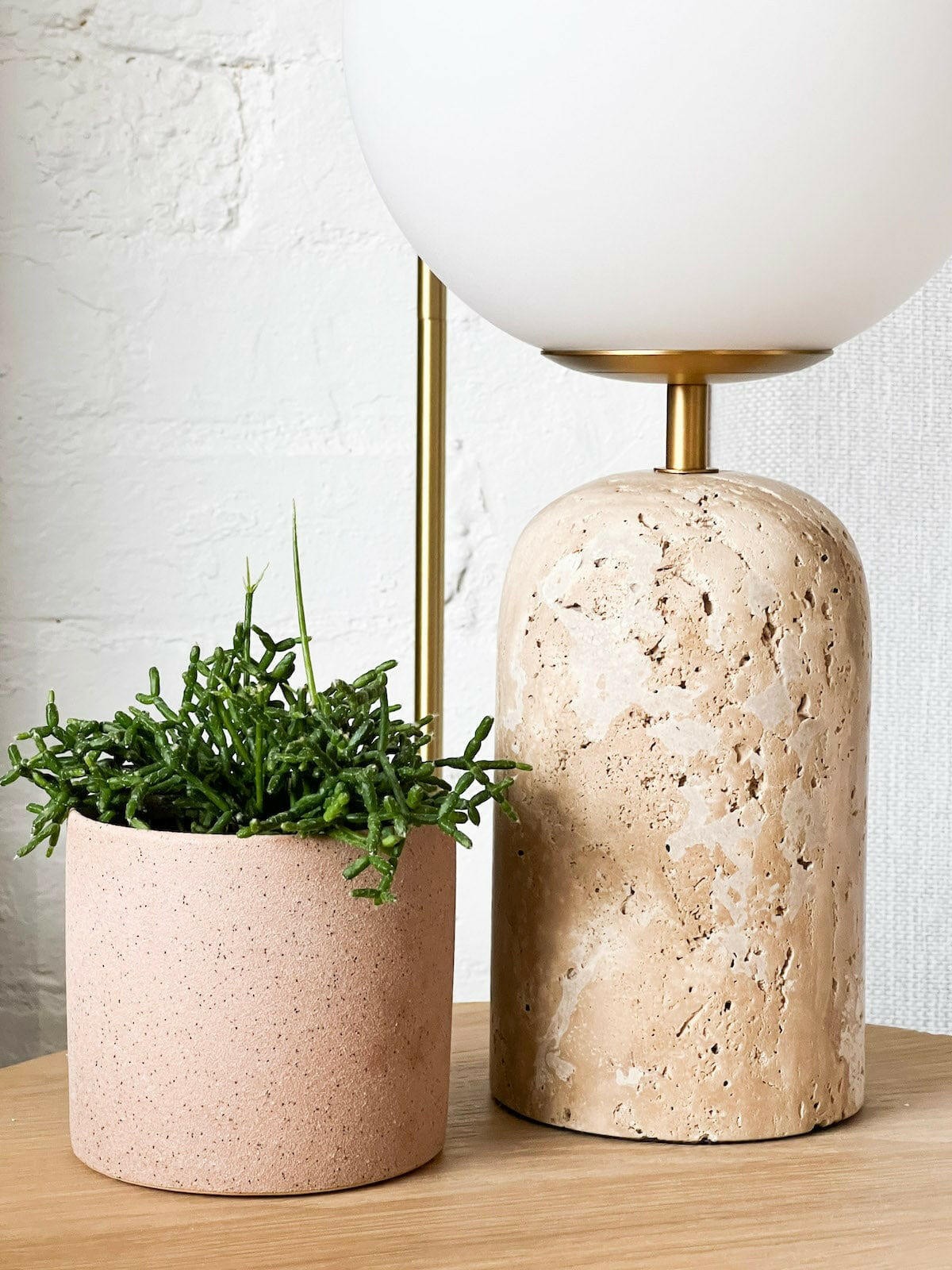 Moderne minimalistische tafellamp met glazen bol en travertijn voet HL940