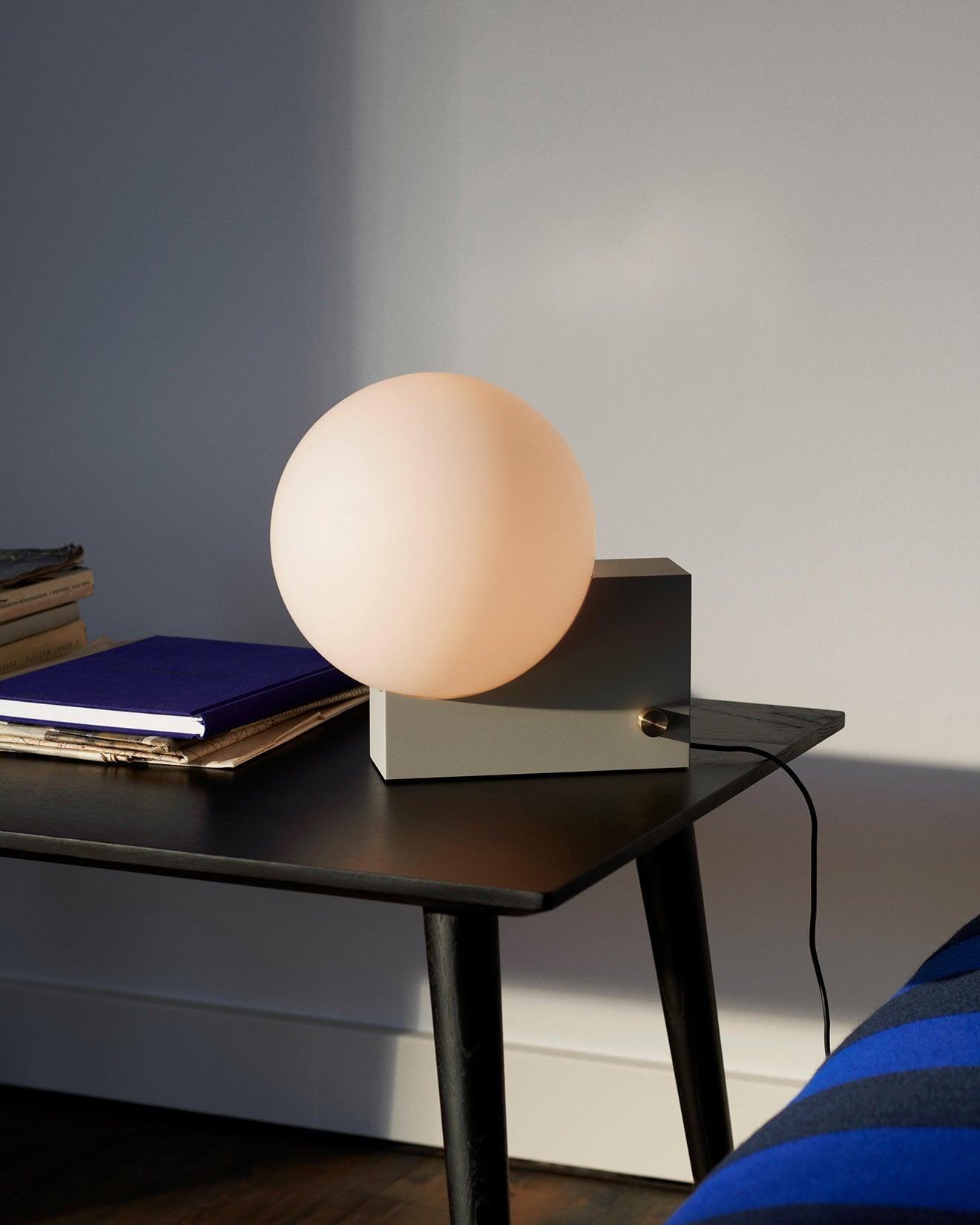 Geometrische lampenvoet glazen bol tafellamp HL523
