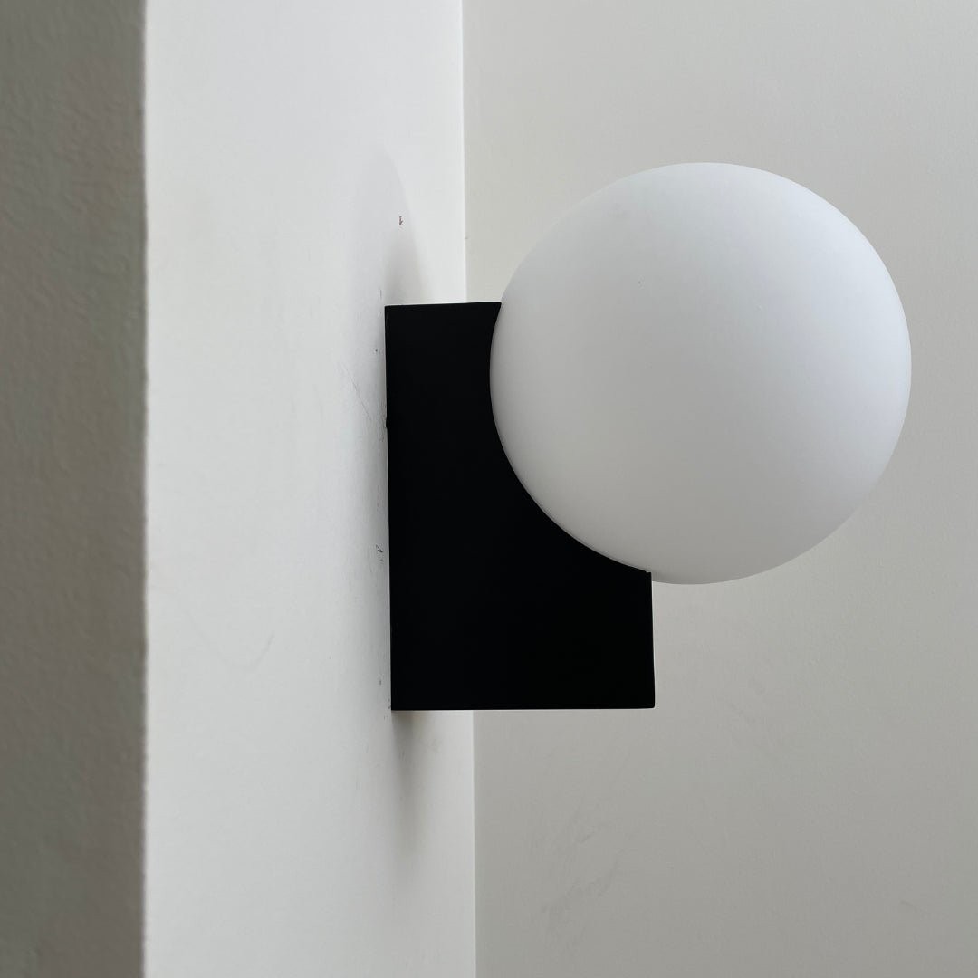 Minimalistische bolvormige wandlamp HL558