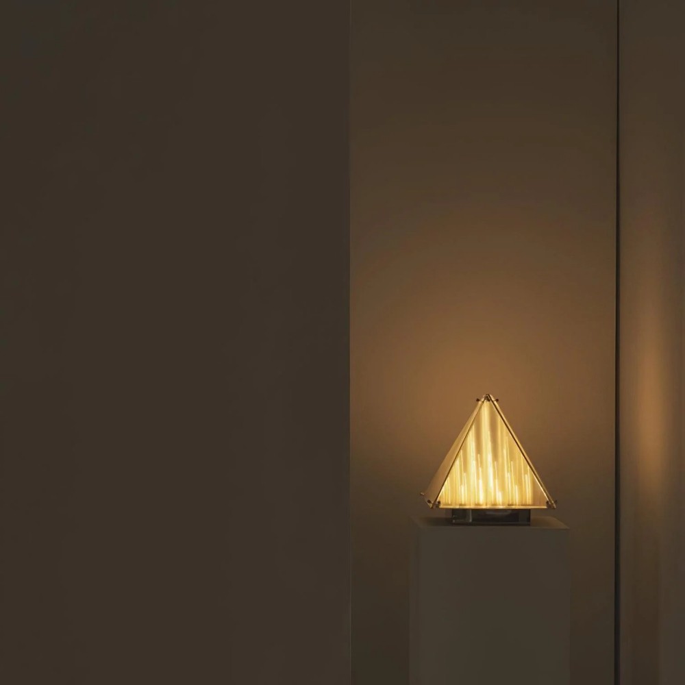 Getextureerde Glazen Piramide Tafellamp HL270
