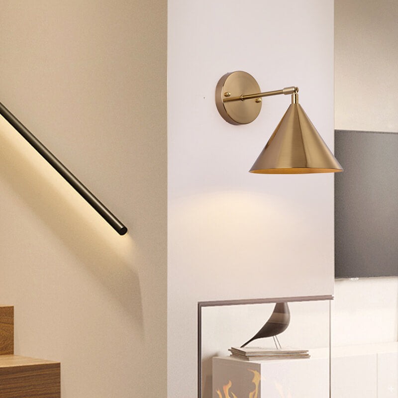 Moderne, eenvoudige, kegelvormige wandlamp met één lichtpunt van geplateerd messing, HL1412