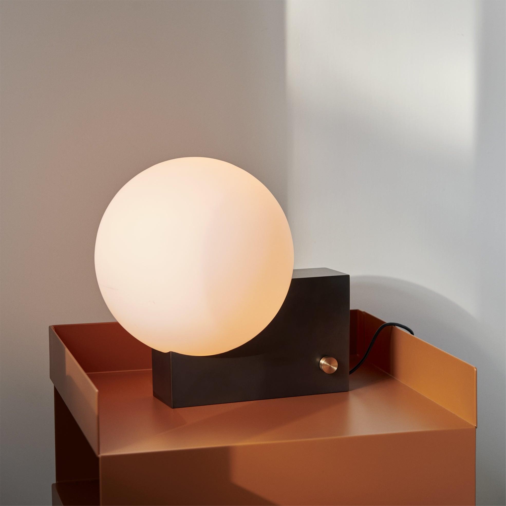 Geometrische lampenvoet glazen bol tafellamp HL523