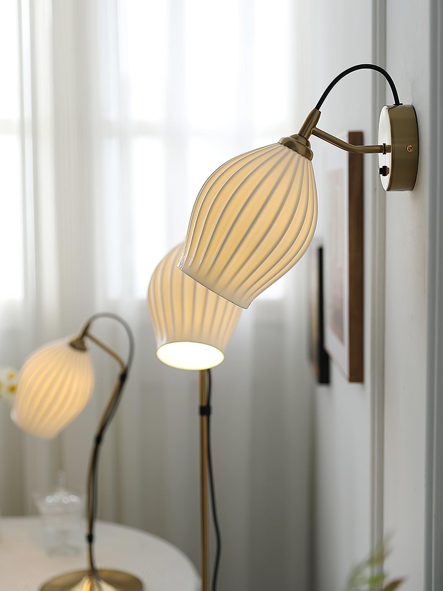 Crèmekleurige keramische geribbelde wandlamp HL498