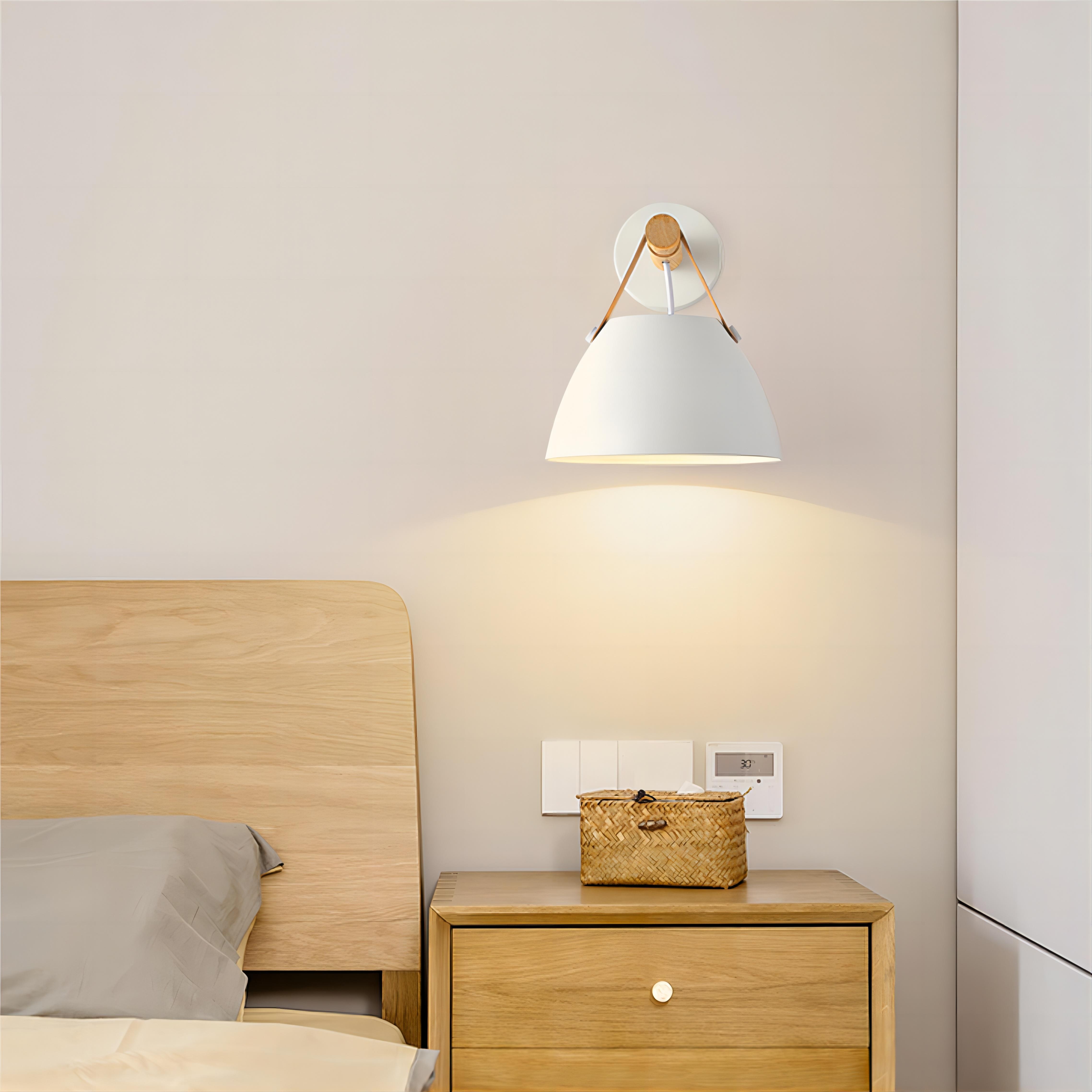 Scandinavisch design walnoothouten riemwandkandelaar HL89