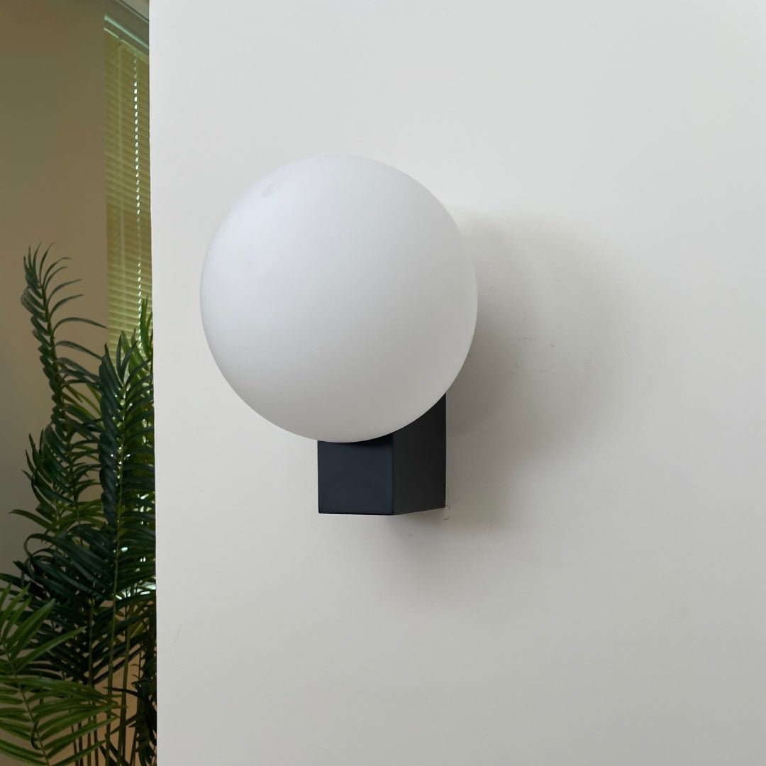 Minimalistische bolvormige wandlamp HL558