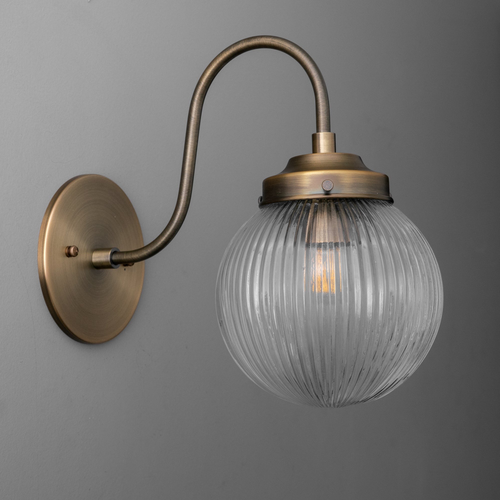 Glorica glazen wandlamp van verouderd messing - geribbelde glazen kap industriële stijl verlichting HL1772