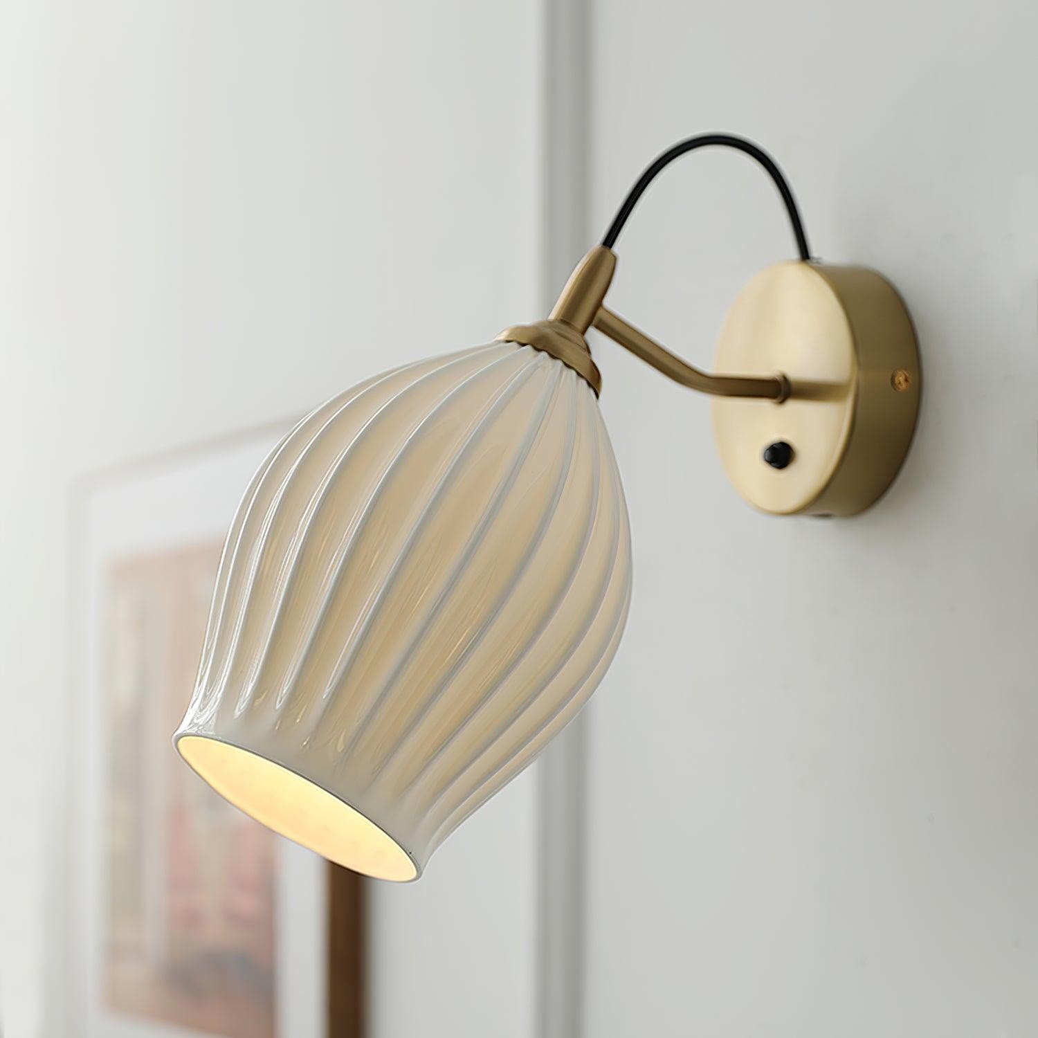 Crèmekleurige keramische geribbelde wandlamp HL498