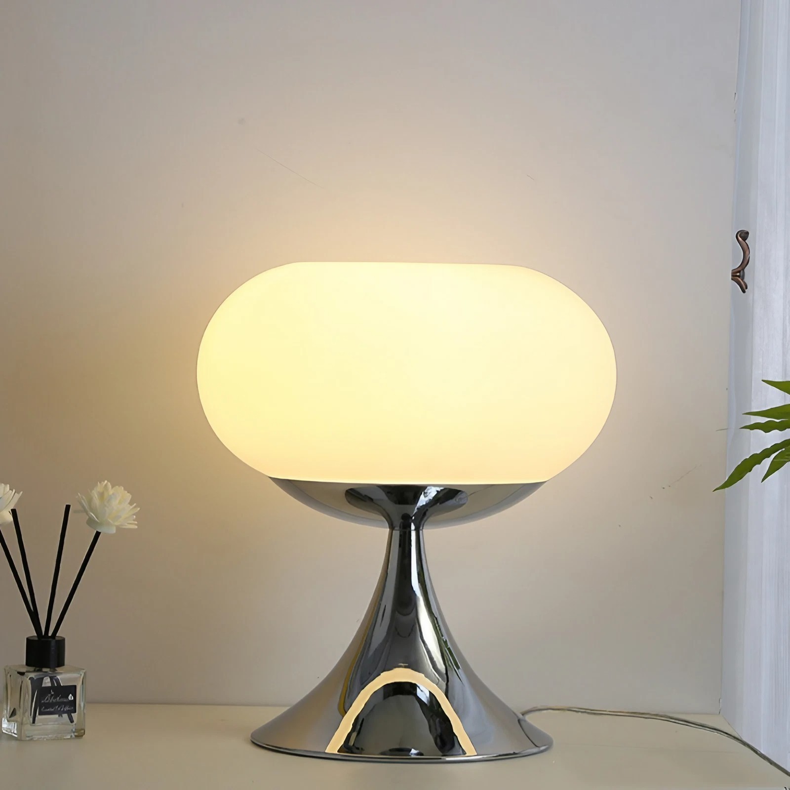 Bauhaus Appelvormige Glazen Tafellamp HL232