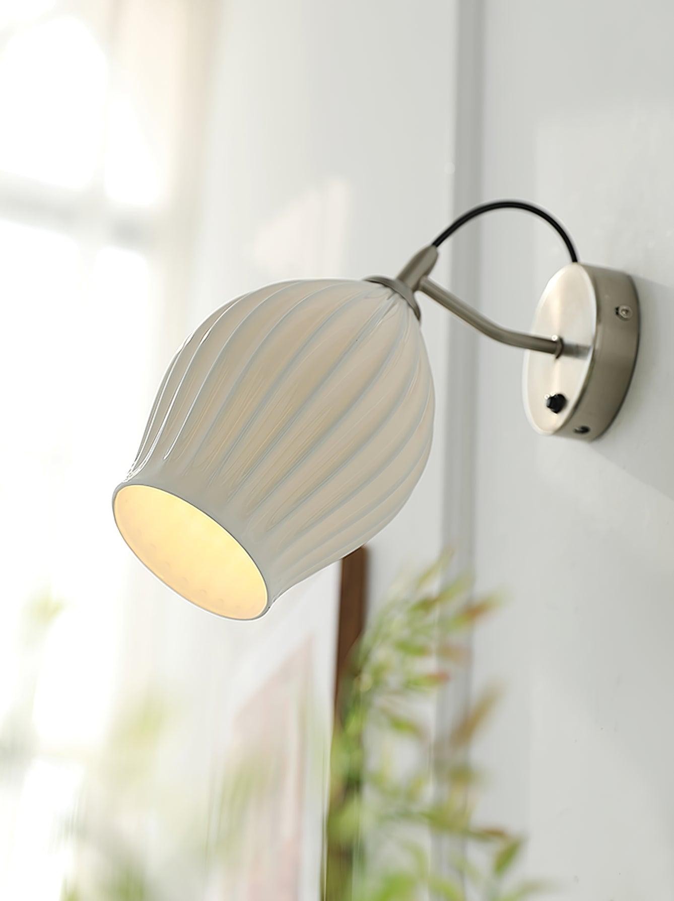 Crèmekleurige keramische geribbelde wandlamp HL498