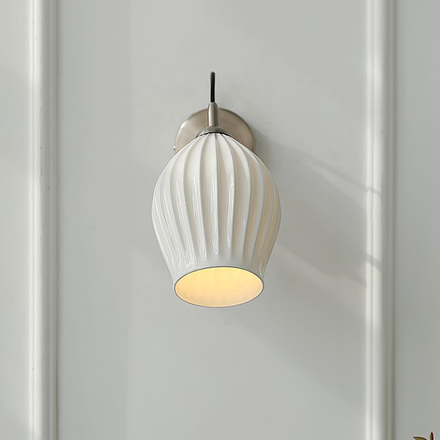 Crèmekleurige keramische geribbelde wandlamp HL498