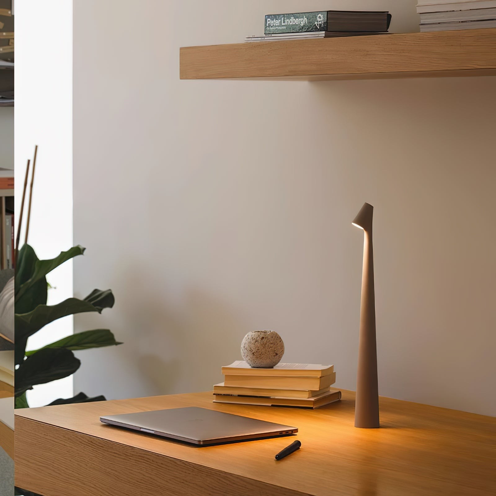 Creatieve hoge draagbare tafellamp HL343