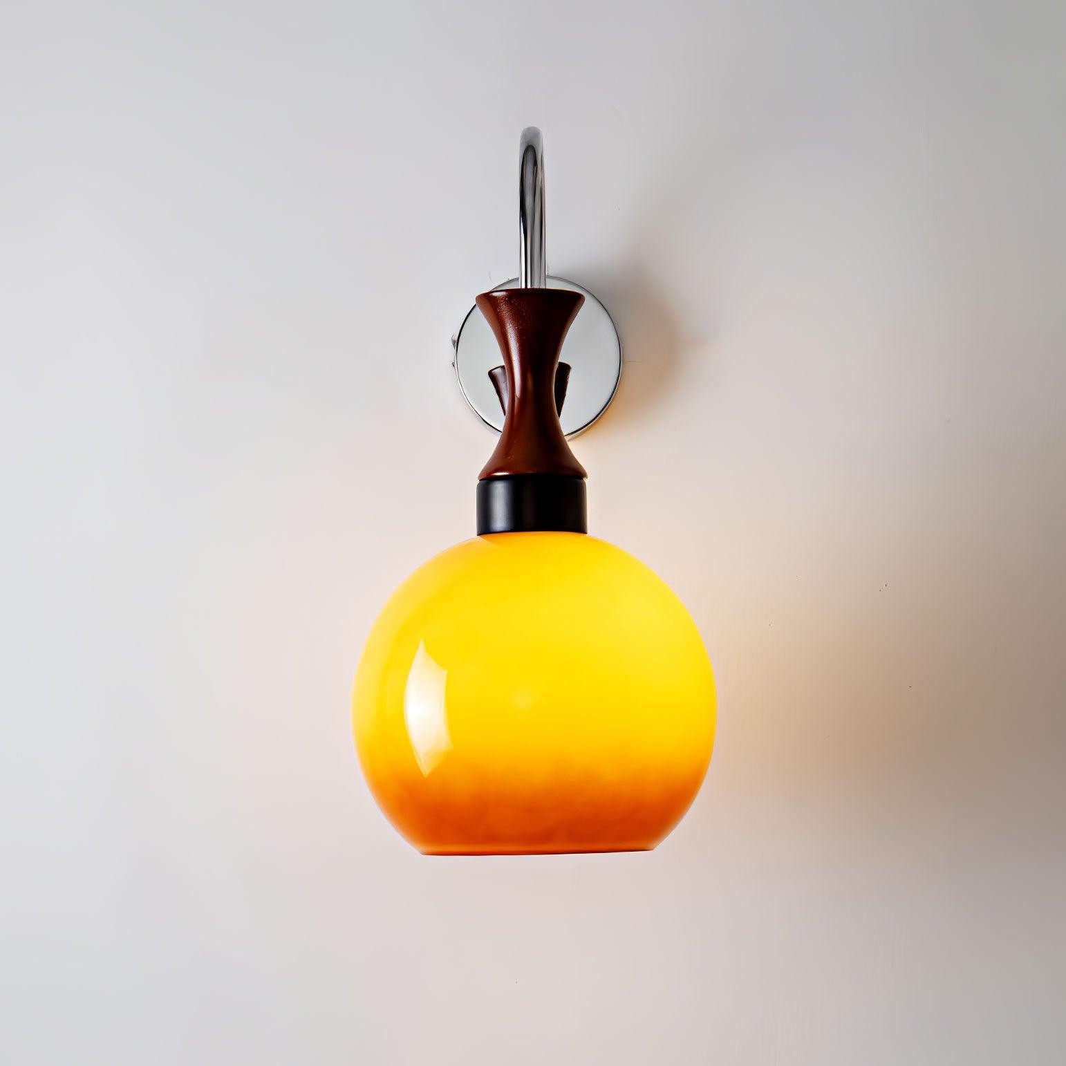 Bolvormige gele wandlamp HL649