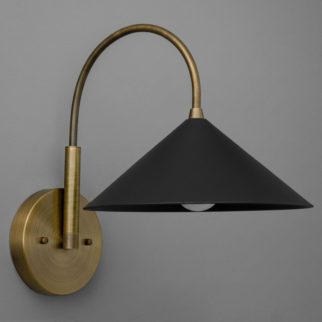 Curva Metalen Vintage Wandlamp - Elegante Kegelvormige Kap voor Slaapkamers HL1756