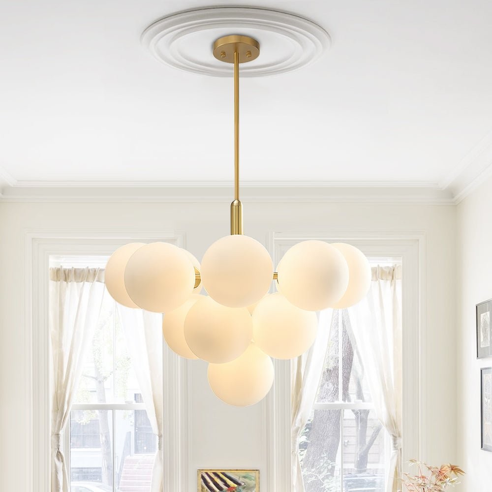 Moderne kroonluchter van opaalglas in messing afwerking woonkamer
