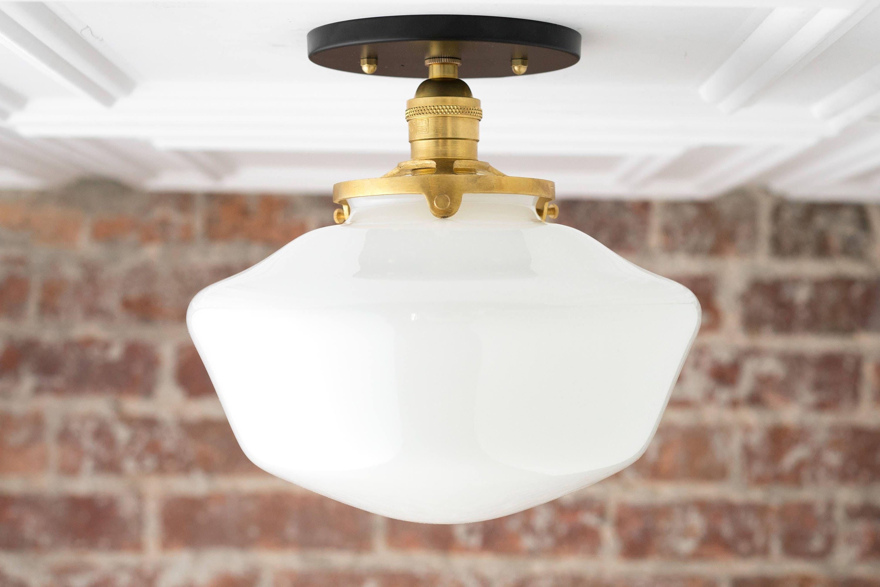 Geotower glazen plafondlamp van messing - opaal glazen schoolhuiskap - moderne elegantie HL1732
