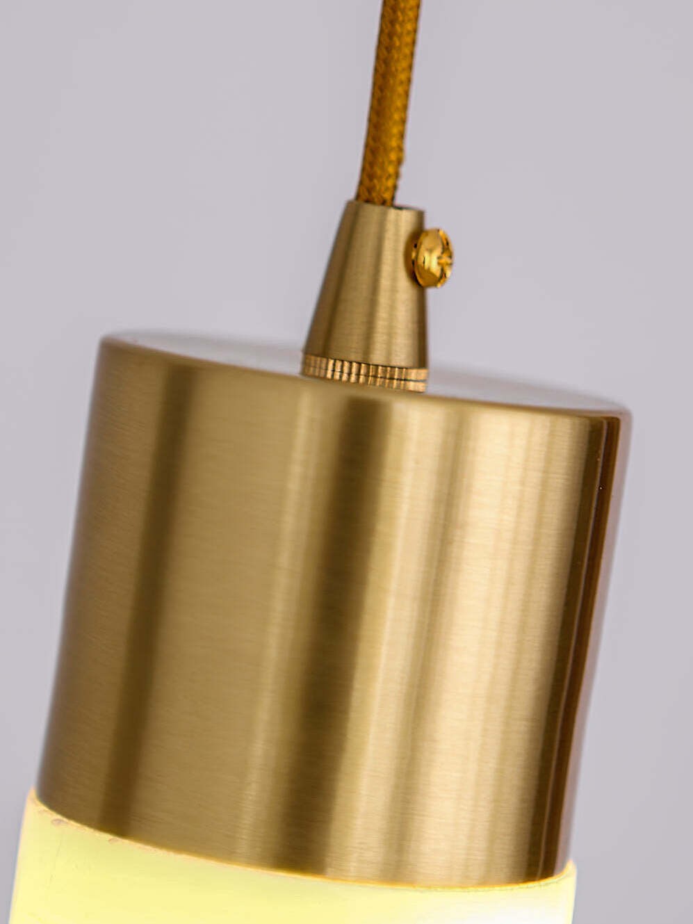 Hanglamp van natuurlijk getextureerd marmer en messing HL1060