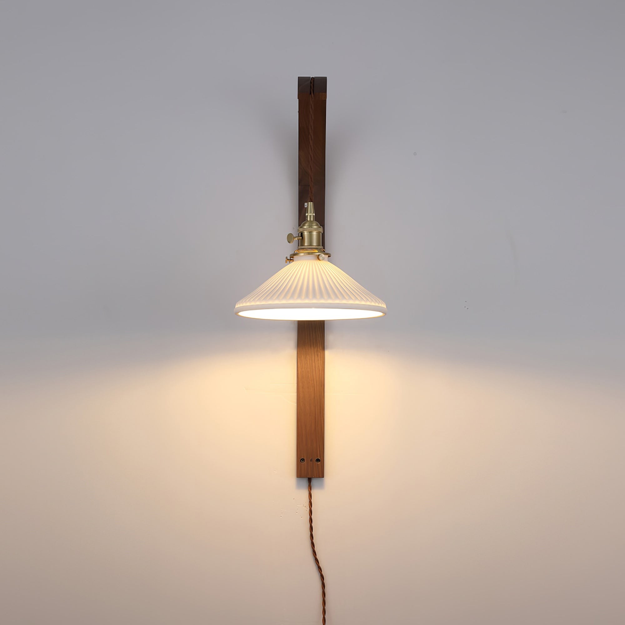 Gebogen walnootkleurige keramische wandlamp met stekker HL3051