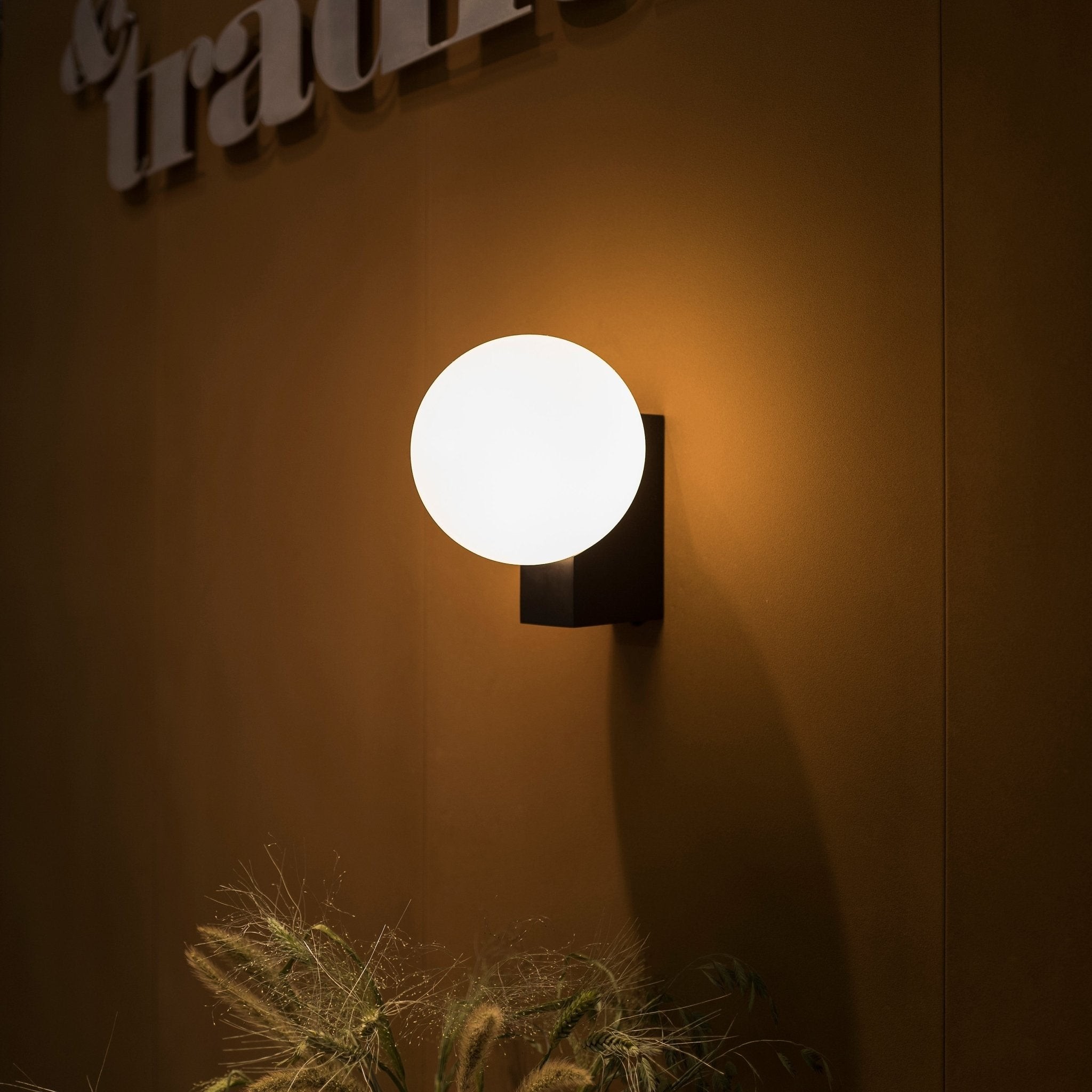 Minimalistische bolvormige wandlamp HL558