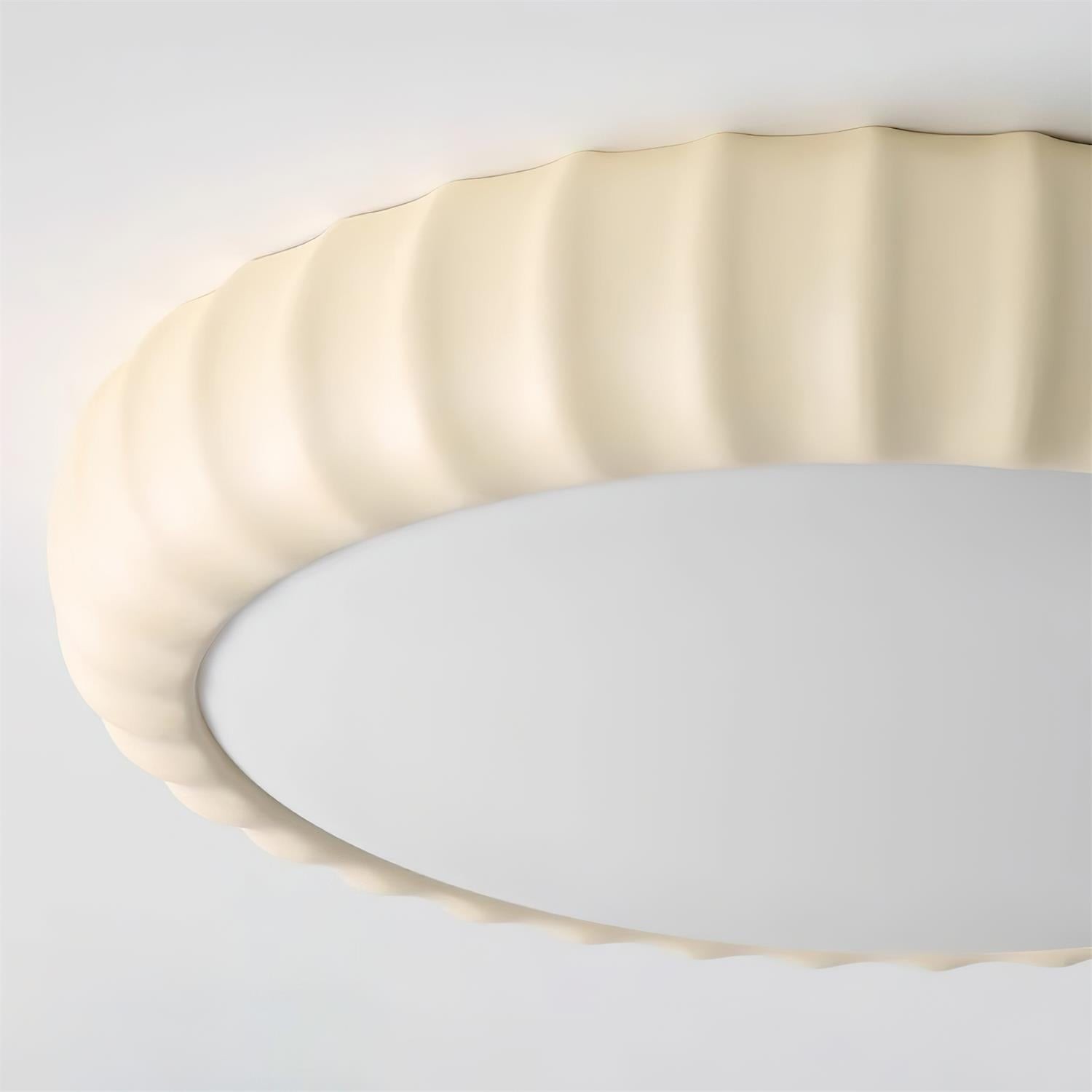 Eenvoudige crèmekleurige ronde plafondlamp met golven HL572