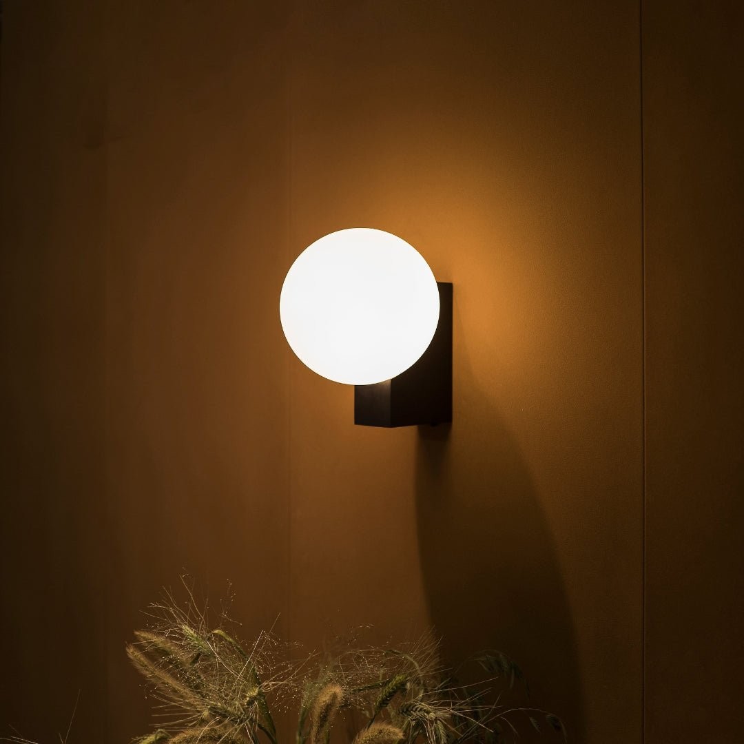 Minimalistische bolvormige wandlamp HL558