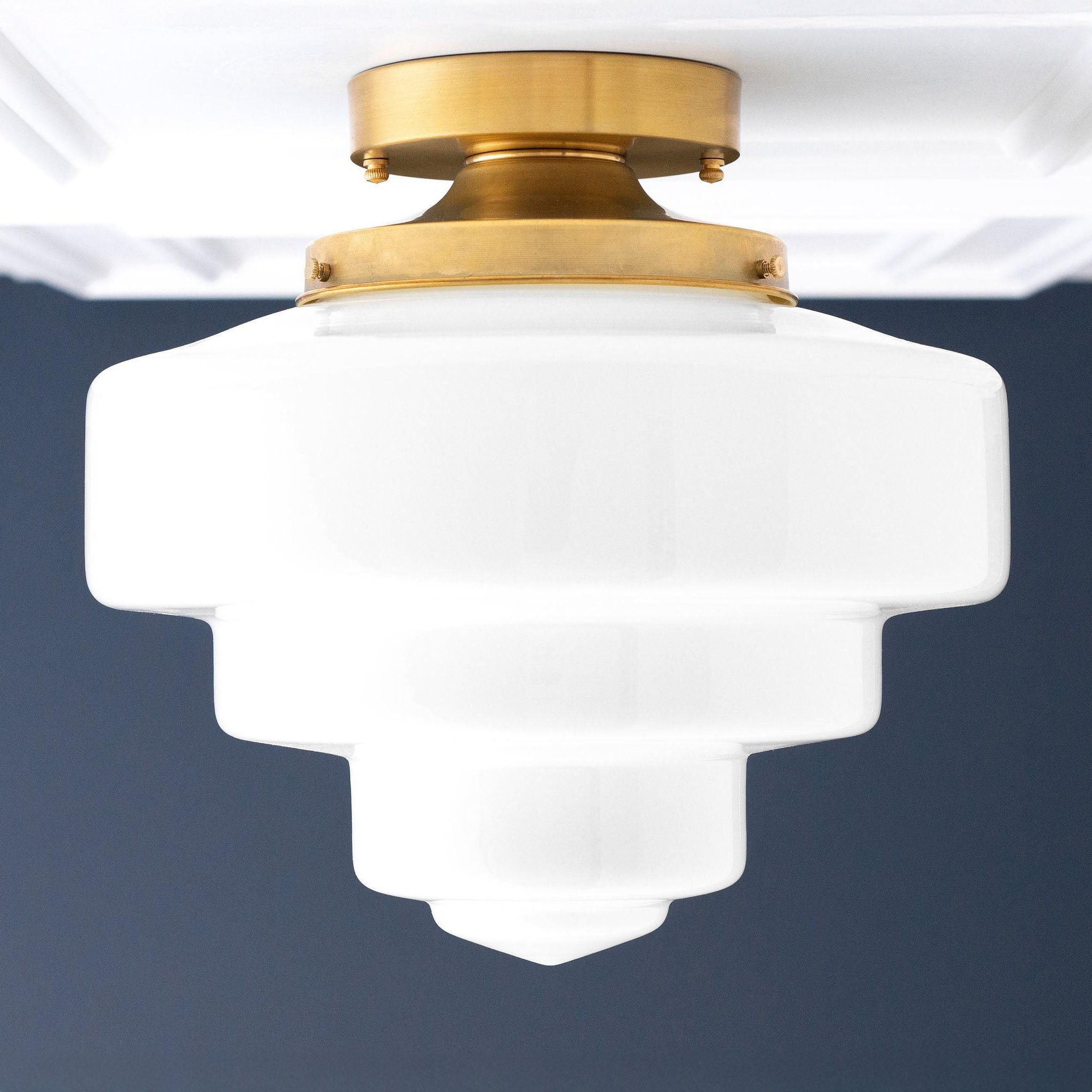 Geotower glazen plafondlamp van messing – mondgeblazen opaal glazen bollamp HL1727