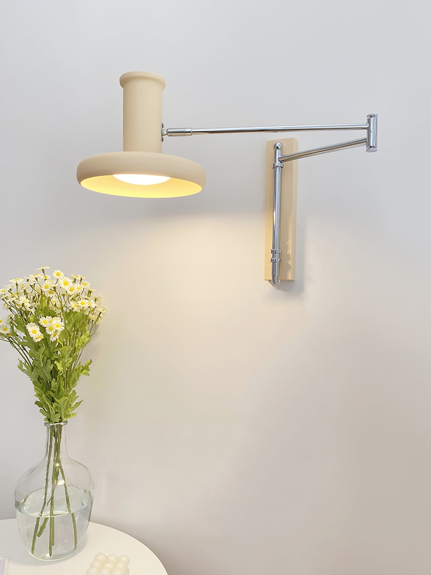 Moderne crèmekleurige metalen wandlamp met zwenkarm HL1089