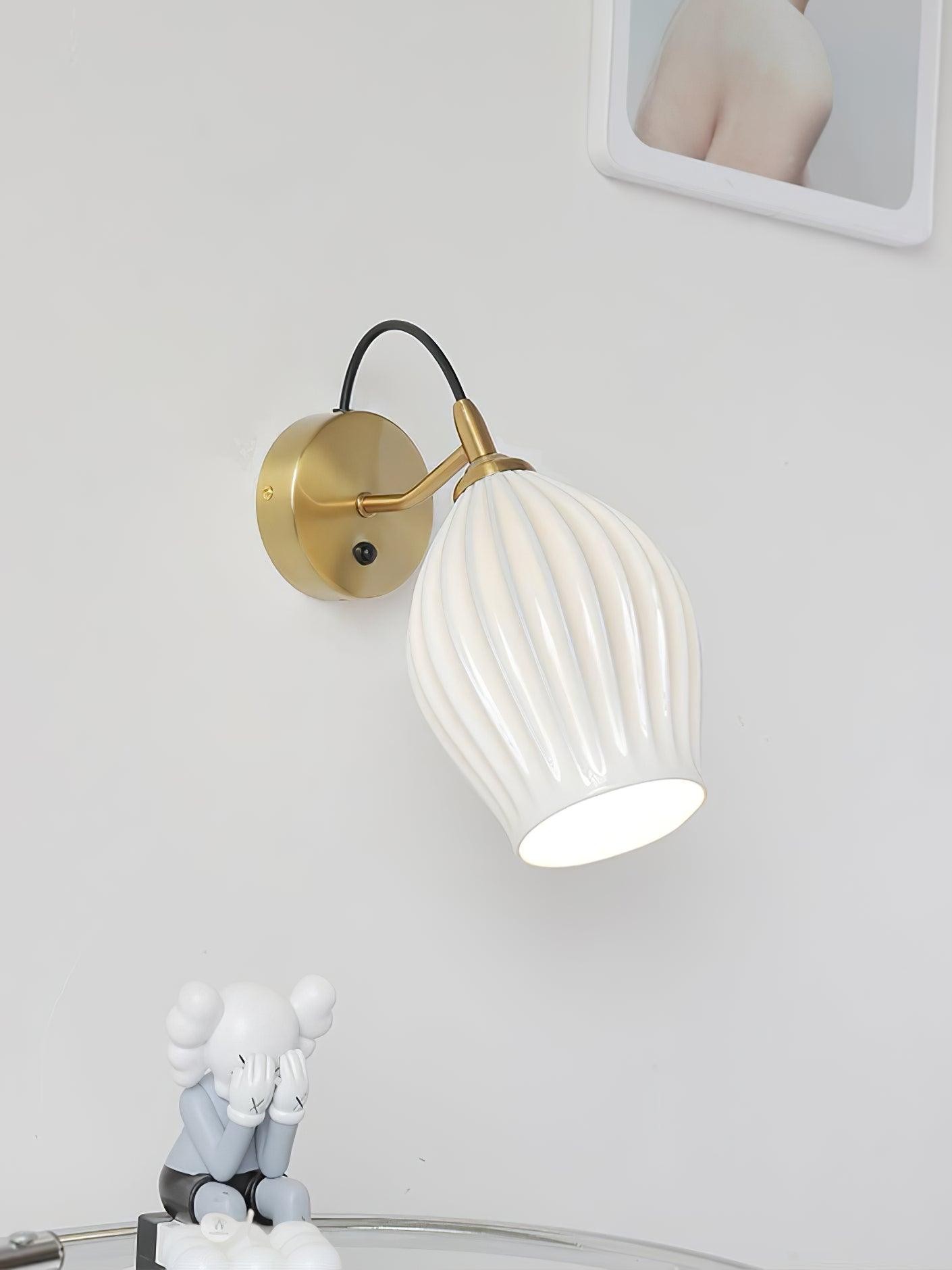 Crèmekleurige keramische geribbelde wandlamp HL498