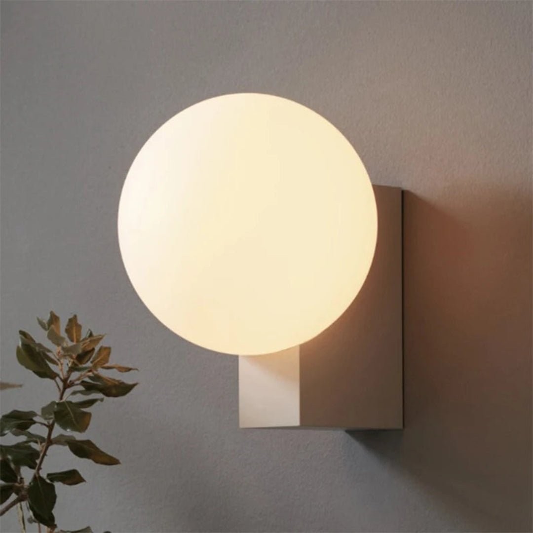 Minimalistische bolvormige wandlamp HL558