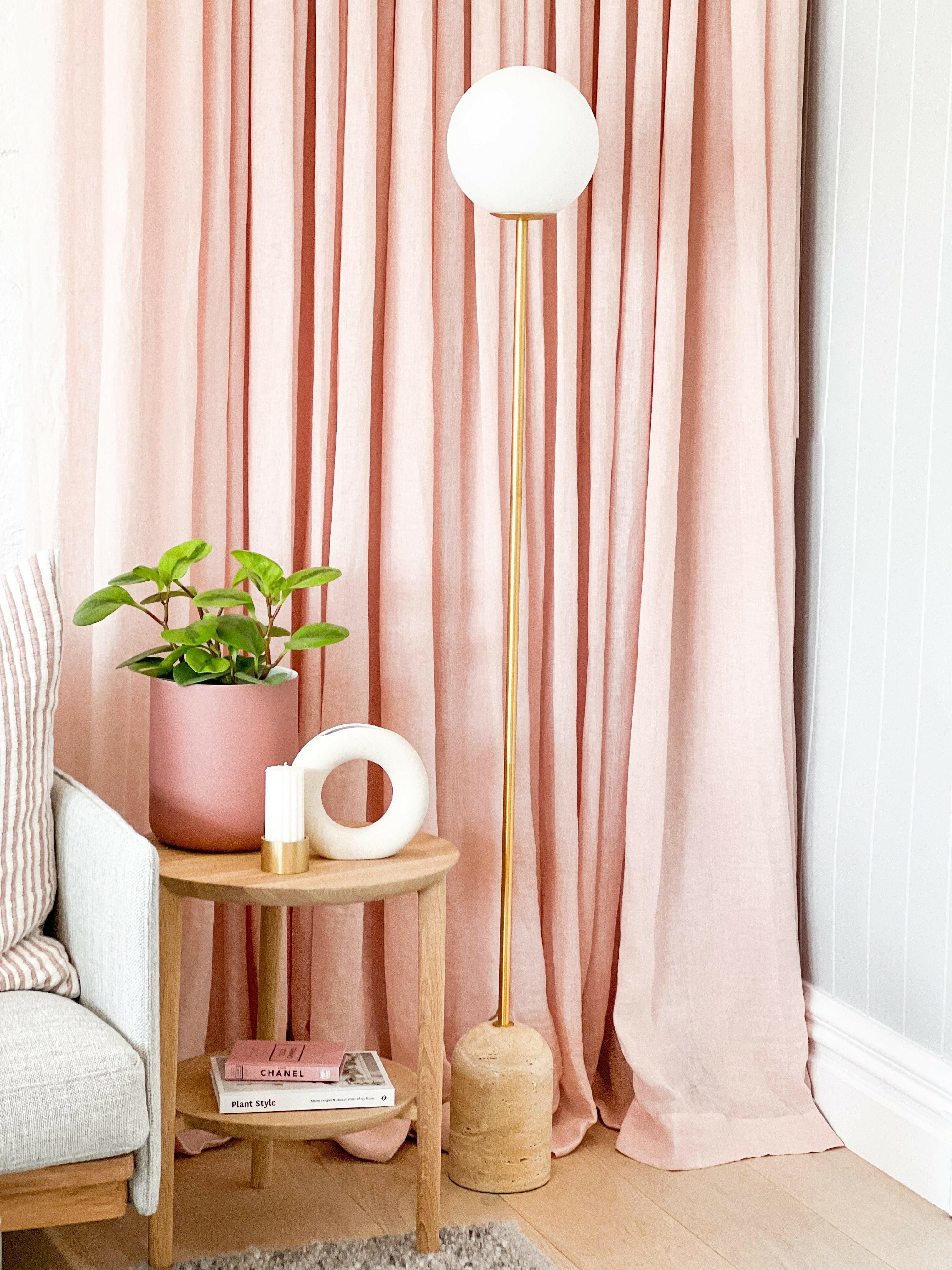 Moderne minimalistische vloerlamp met travertijn voet en glazen bol HL941