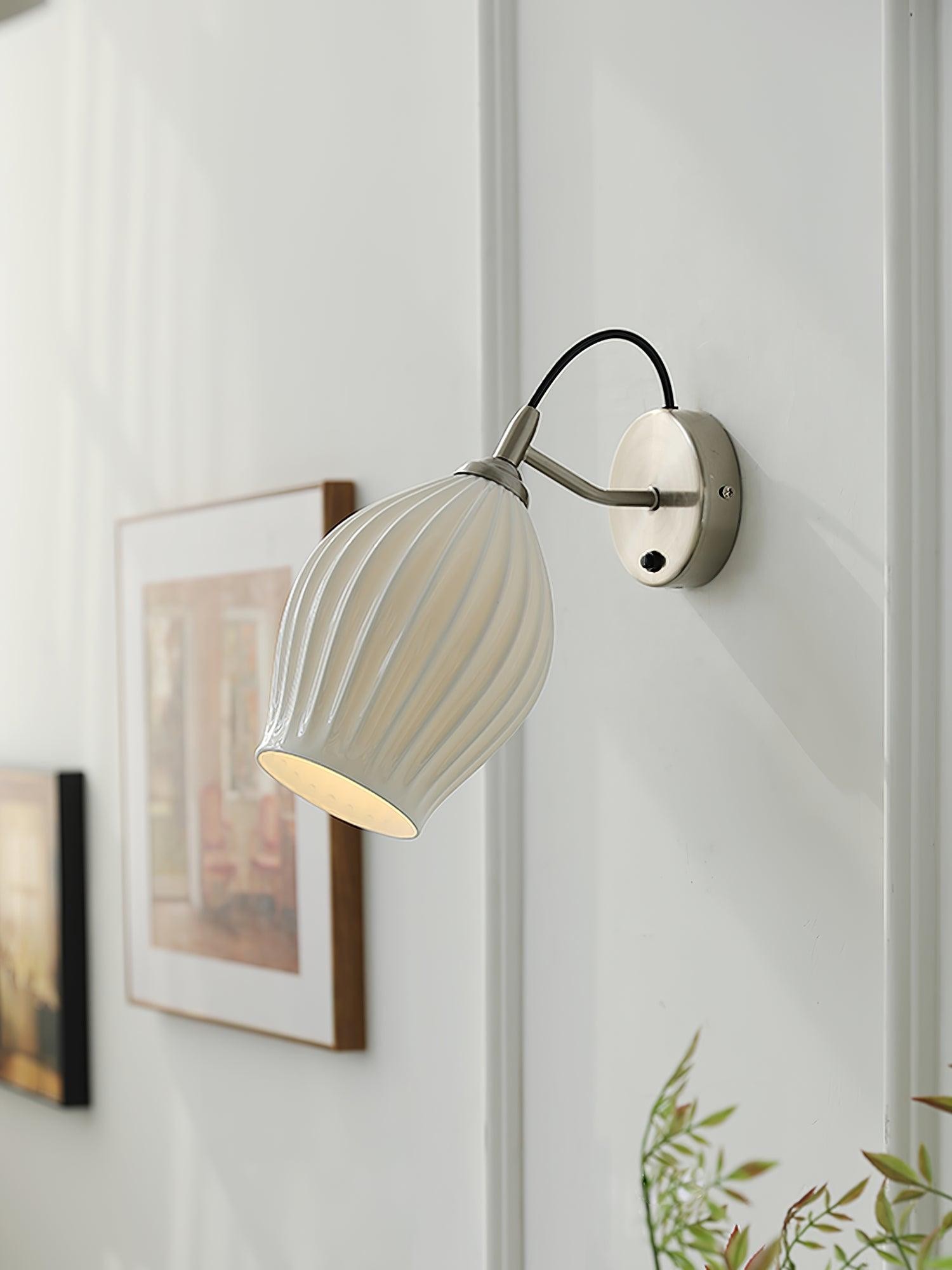 Crèmekleurige keramische geribbelde wandlamp HL498