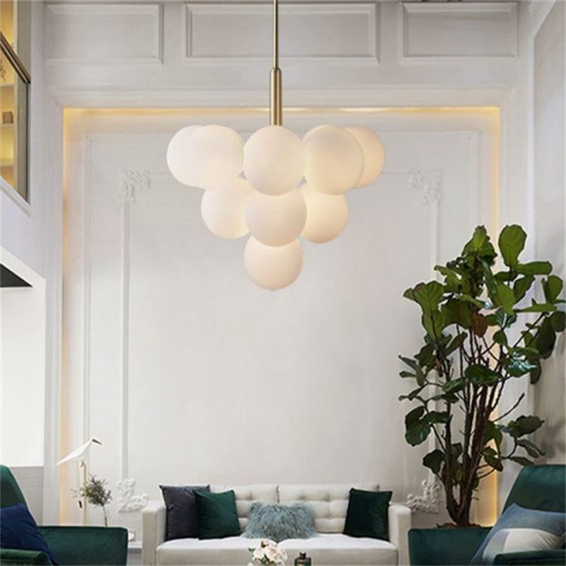 Moderne kroonluchter van opaalglas in messing afwerking woonkamer