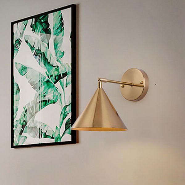 Moderne, eenvoudige, kegelvormige wandlamp met één lichtpunt van geplateerd messing, HL1412