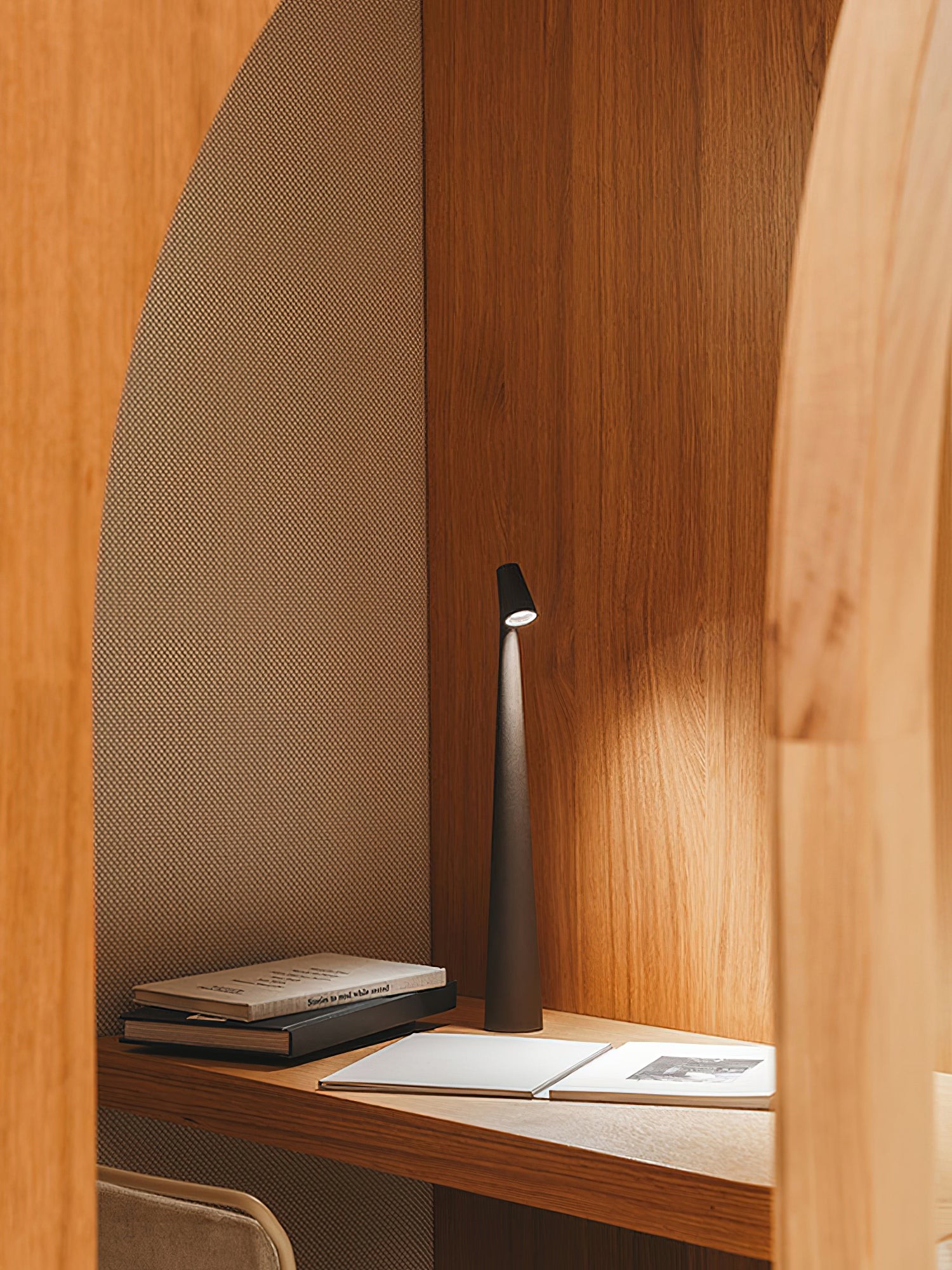 Creatieve hoge draagbare tafellamp HL343