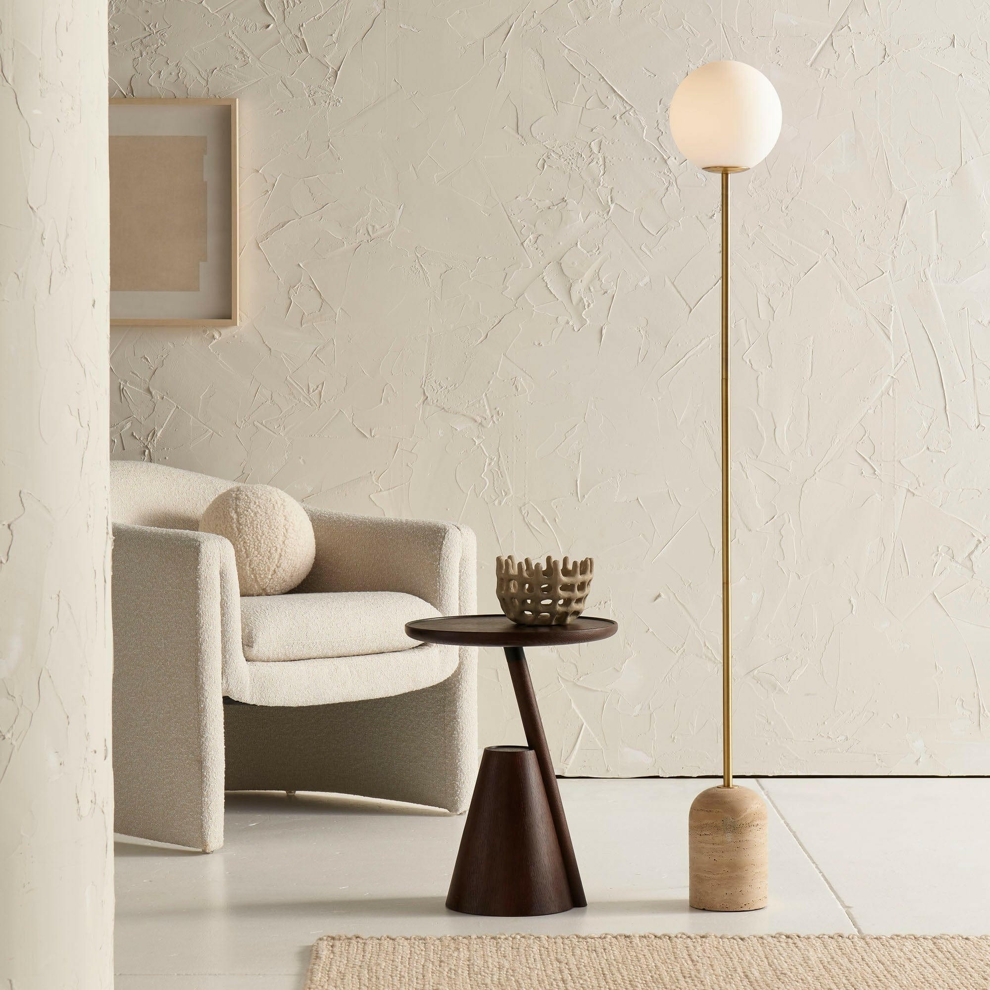 Moderne minimalistische vloerlamp met travertijn voet en glazen bol HL941
