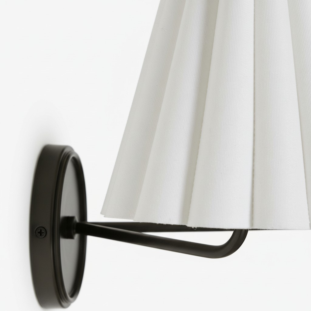 Ruffmeto stoffen wandlamp – met geplooide details op een sculpturaal metalen frame voor studeerkamer of hal HL2279